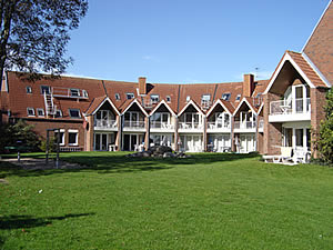 Die Appartementanlage Godewind liegt wie eine Strandburg ganz nah am Strand